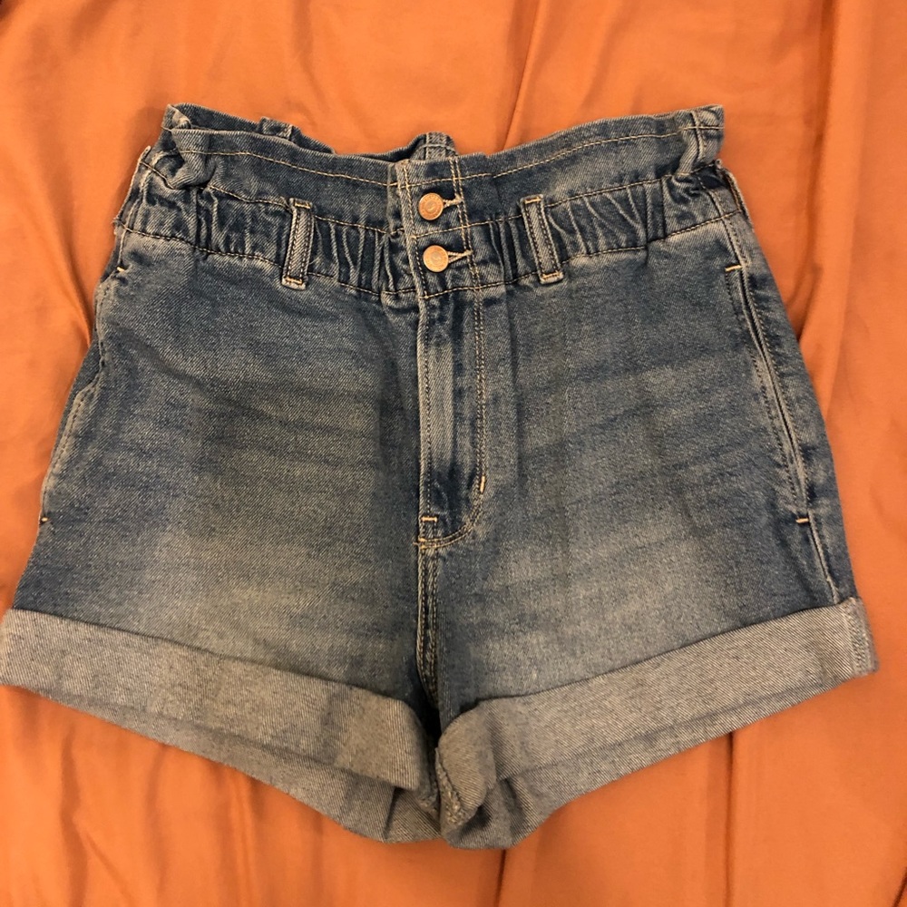 Hollister jean shorts size 4/27